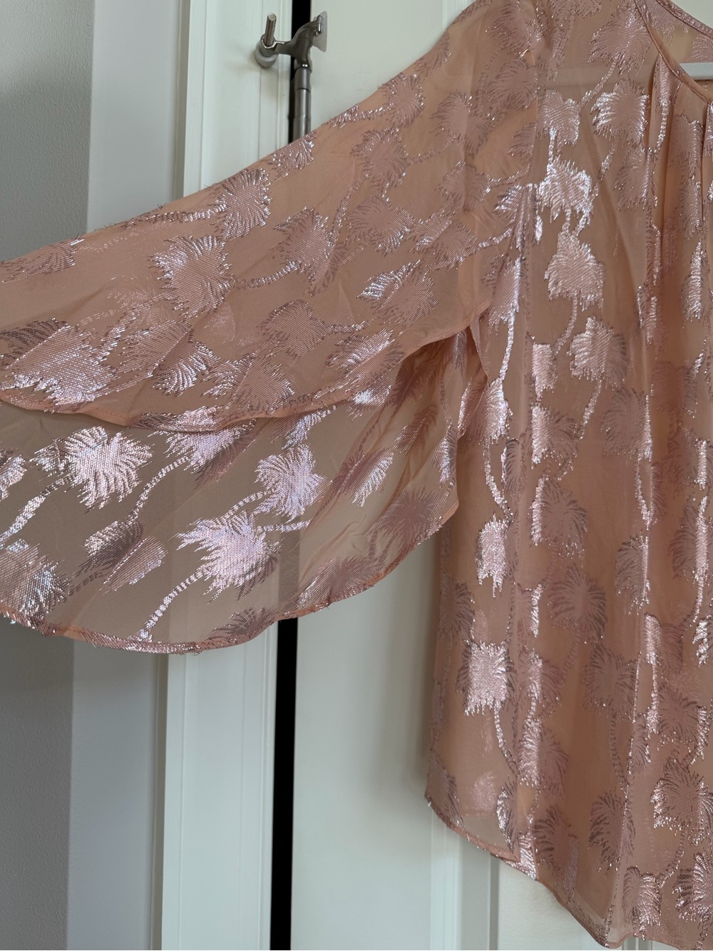 NWT Lilly Pulitzer Beccer Silk Clip Top Sandstone Metallic Palm Tree Size M Pink - Picture 6 of 13